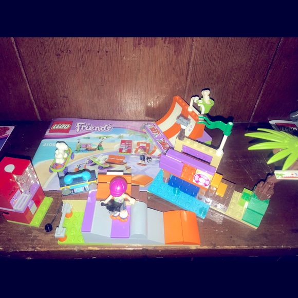 LEGO Friends 41099 Heartlake Skate Park - Picture 2 of 11